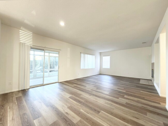 Building Photo - Spacious Home with Expansive Loft!