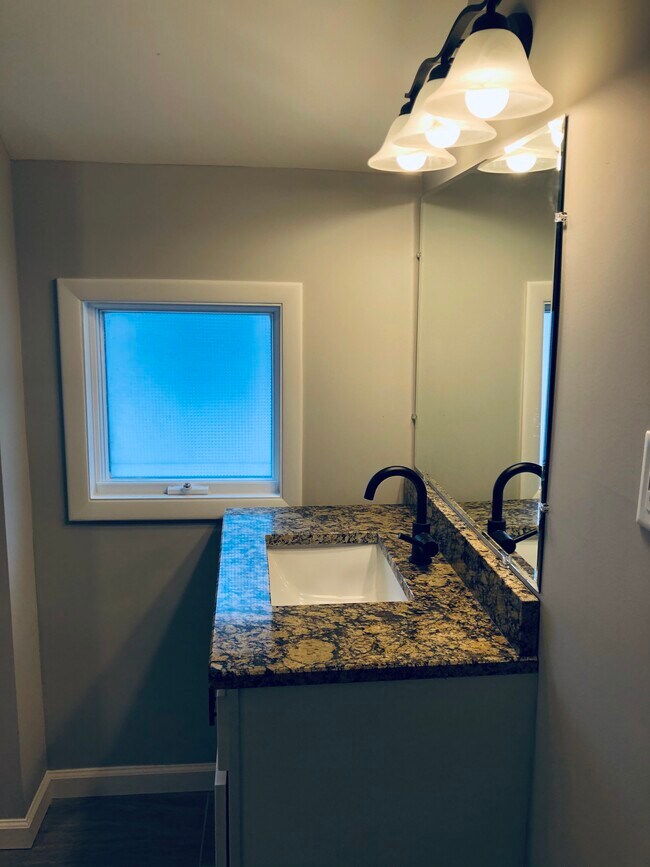 Building Photo - 2416 W 10th St