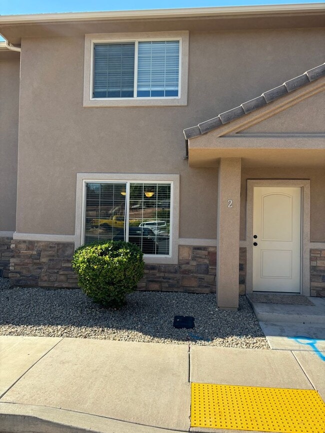 Building Photo - 3 bed 2.5 bath townhome