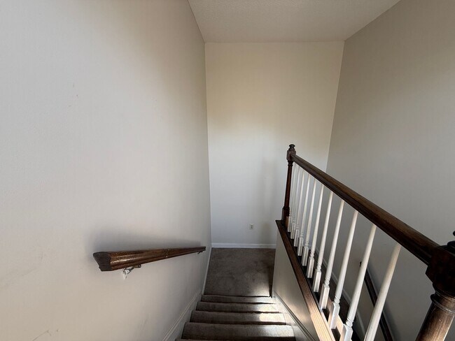 Building Photo - Spacious Two Bedroom, 2nd Floor Condo with Private Balcony. SHOWN BY APPOINTMENT ONLY!