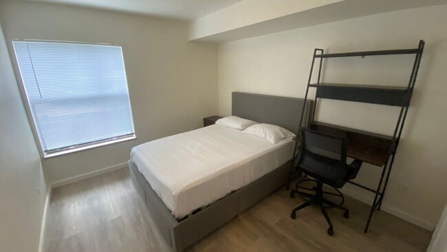 Building Photo - 2 Bedroom 1 Bath - Blocks from Pearl Street and Downtown