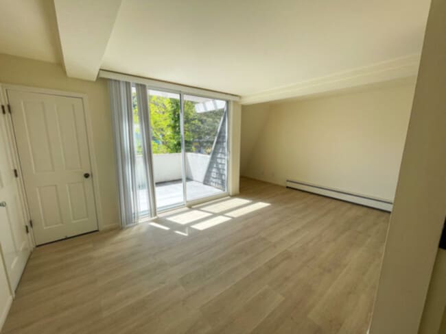 Building Photo - Special 1BR/1BA, Duplex, NO COMMON WALLS, ...