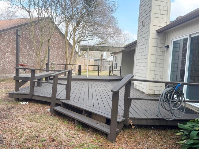 Building Photo - 16723 Clear Oak Way