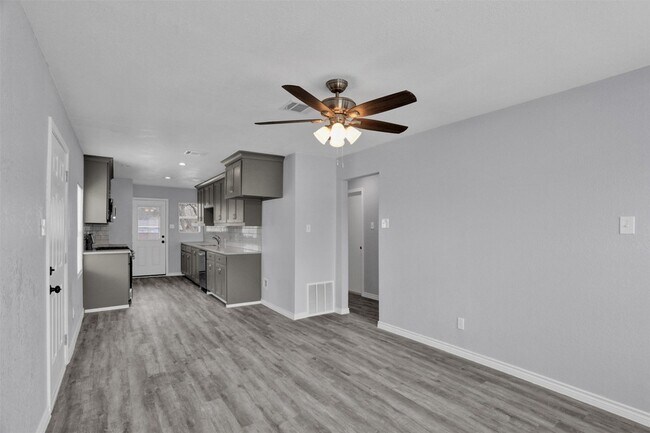 Building Photo - 219 Loma Dr