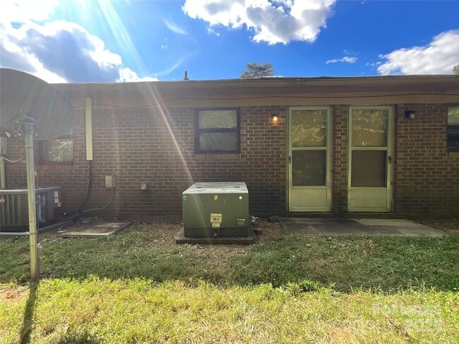 Building Photo - 201 Arthur Dr