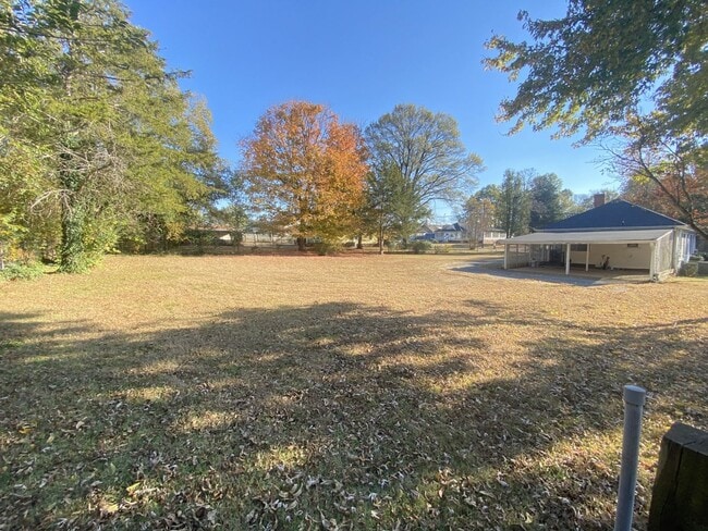 Building Photo - 2bd/1ba Renovated House near Downtown w/ Huge Fenced Backyard & 2 Carport