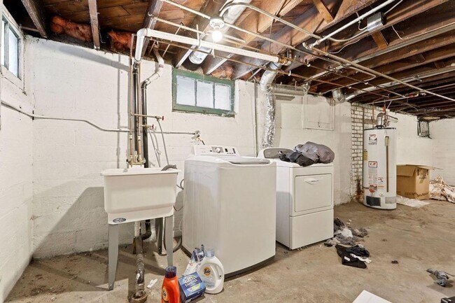 Building Photo - 6 bedroom 2 bathroom available June 2026