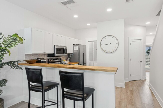 Building Photo - 207 Ann Cir
