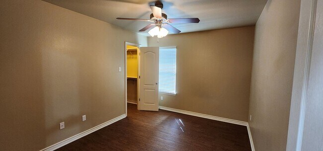 Building Photo - 3/2 duplex close to Clear Creek Gate viewable 8/05/2026