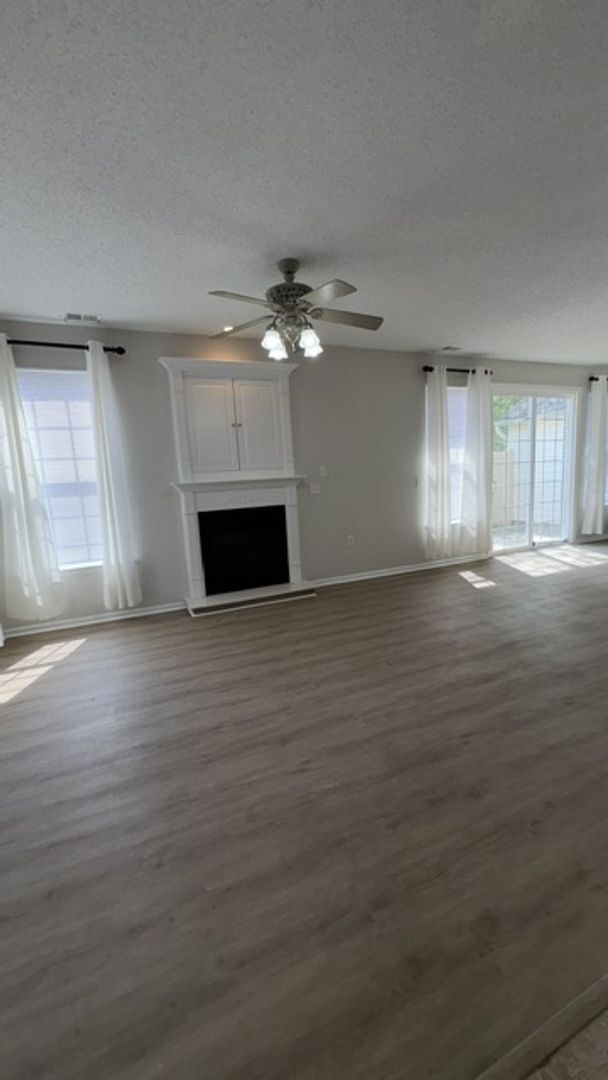 Building Photo - 5821 Ludington Dr