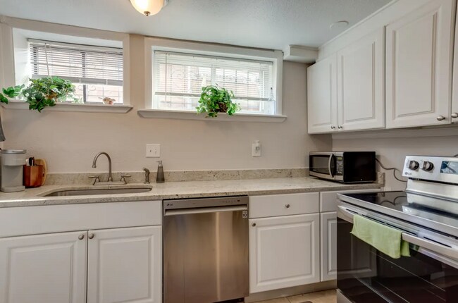 Building Photo - Updated 2BD, 1BA Half-Duplex in North Park...