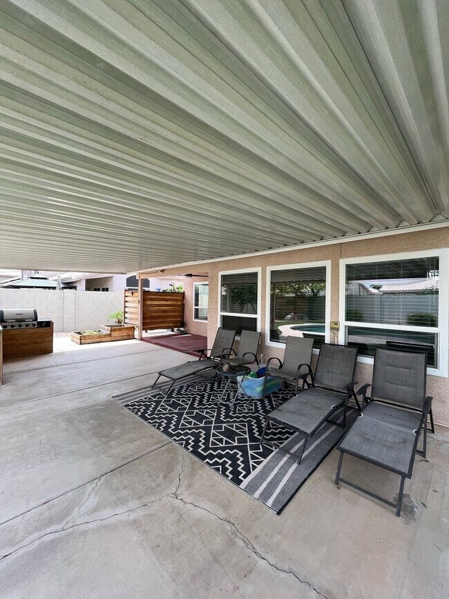 Building Photo - 4 Bedroom Home Near N McQueen Rd and E Cha...