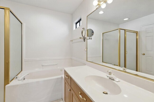 Building Photo - Single-Level Home with Community Pool, Gym...