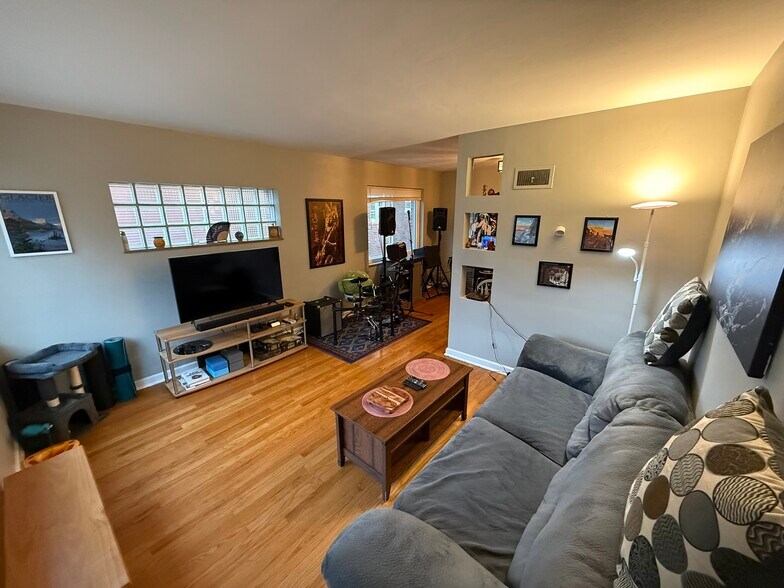 Building Photo - 4976 Oleatha Ave