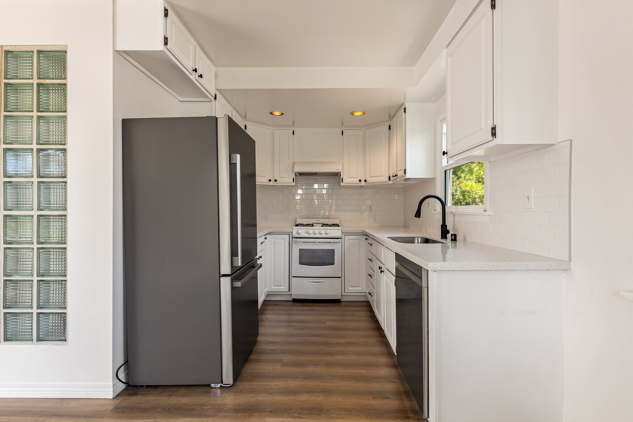 Building Photo - 801 S Burnside Ave