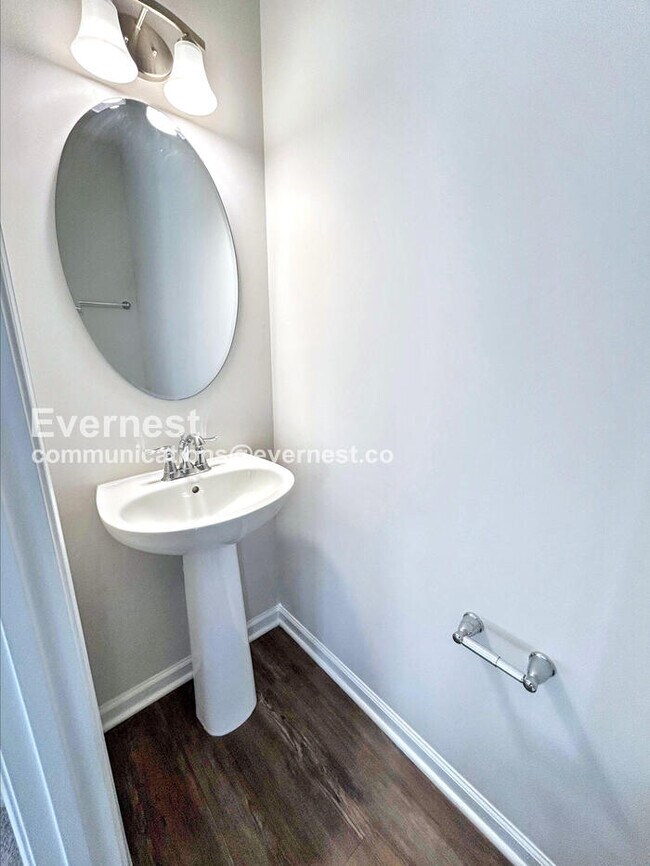 Building Photo - 4 Bed/3.5 Bath Townhome with Garage / Pet-...