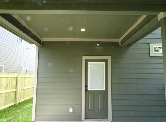 Building Photo - 7042 Lakeview Dr.