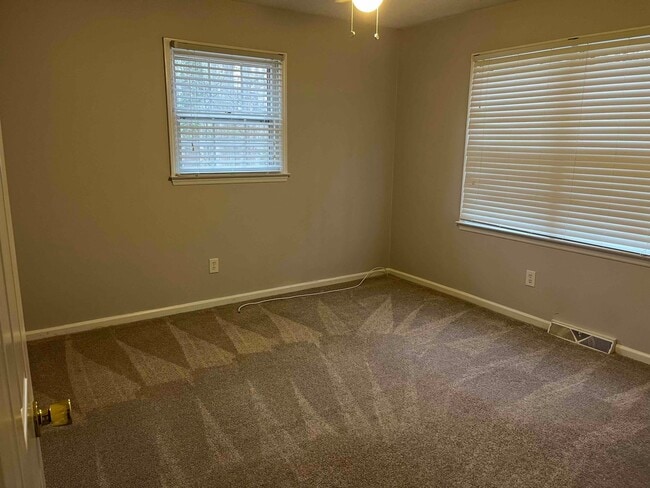 Building Photo - Caroline St. - 3BR / 2BA