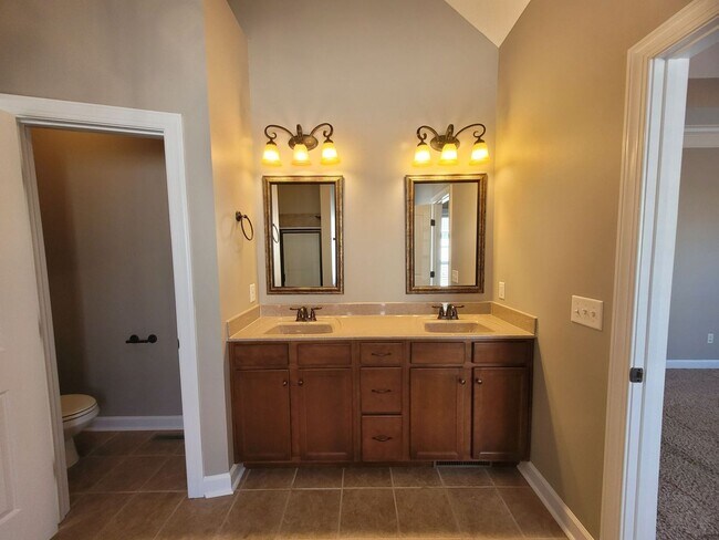 Building Photo - - Majestic 3 Bedroom 2.5 Bath + Bonus Room...