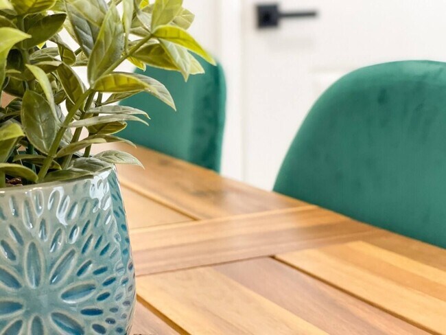 Building Photo - Homey Cozy Newly Renovated Stylish & chic