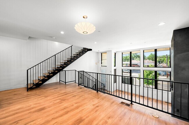 Building Photo - LUX 3BD, 5BA Modern Townhome at 9th & CO Near Congress Park