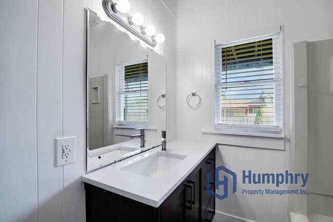 Building Photo - Charming home within walking distance to the greenbelt.