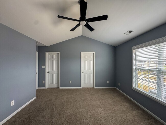 Building Photo - Spacious 3 Bed 2.5 Bath Home with Fenced Backyard