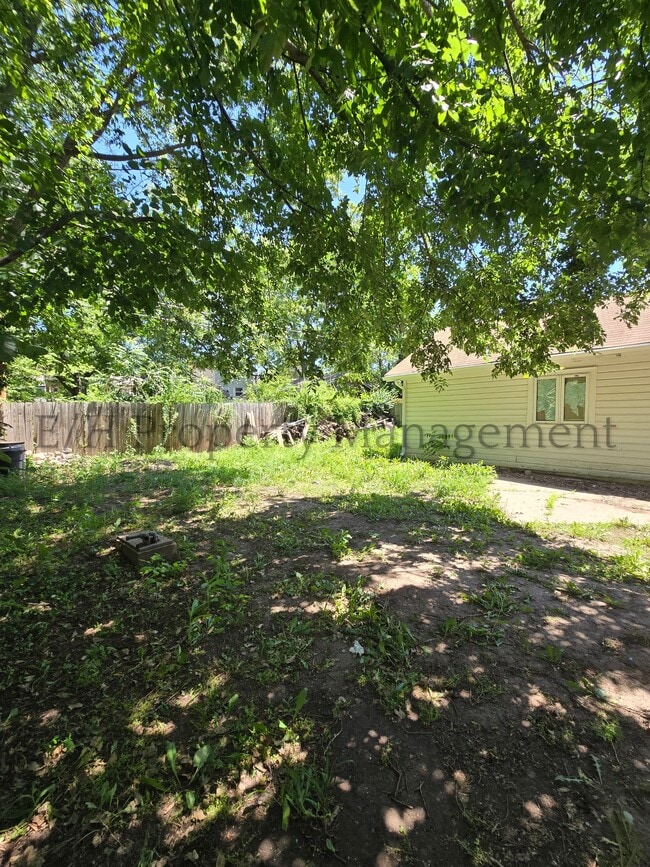 Building Photo - 1340 N Green St