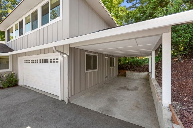 Building Photo - Spacious Menlo Park Retreat with 6 Bedroom...