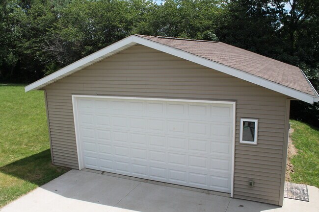 Building Photo - Avail May 1st. SW Rochester 3 bedroom 2 bath home, giant 2 car garage