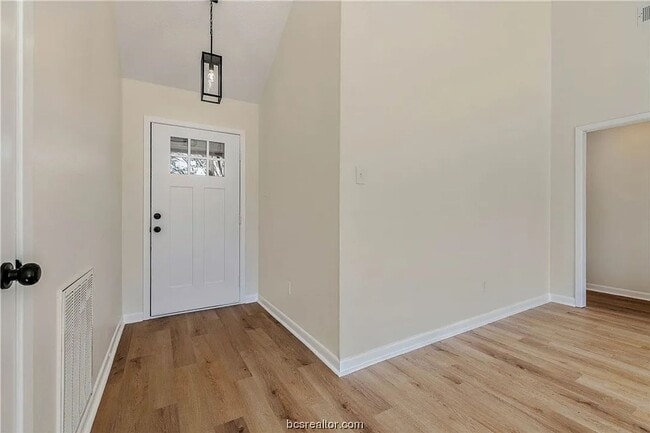 Building Photo - Take a look at this 3 bedroom 2 bath home