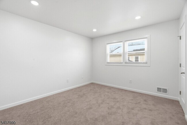 Building Photo - 114 Grove St