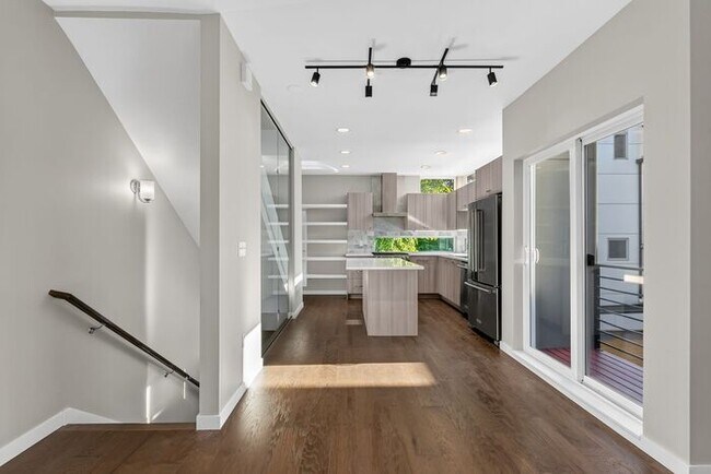 Building Photo - Trendy West Seattle Townhome w/Air Conditioning and Rooftop Deck
