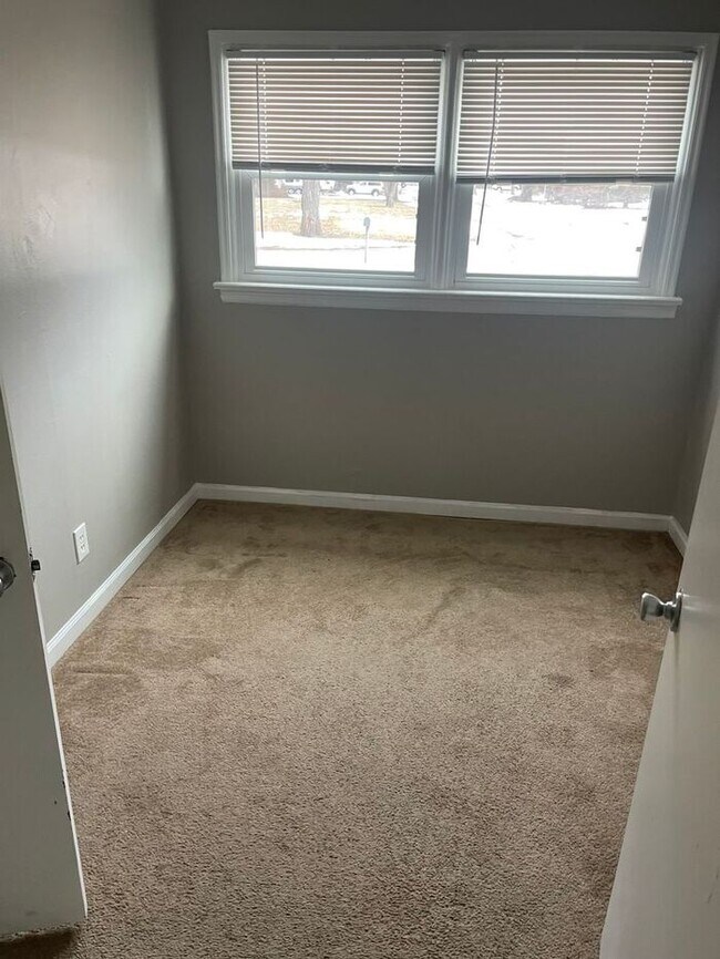 Building Photo - 3 Bedroom Ranch | Modern Updates & Natural Light