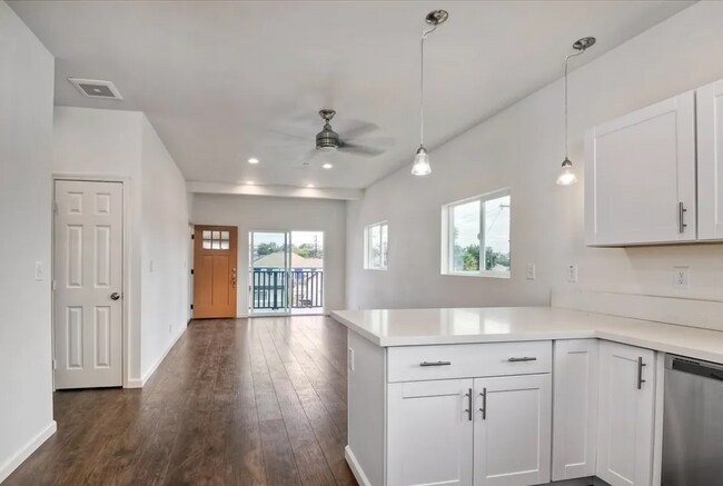 Building Photo - Fully Furnished Modern 3-Bed, 2-Bath Near ...