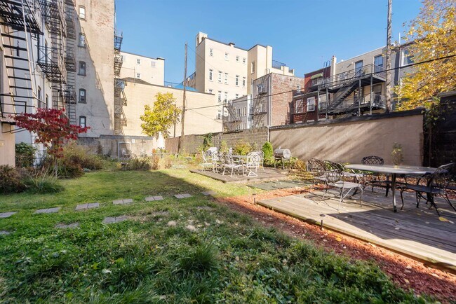 Building Photo - 813 Park Ave