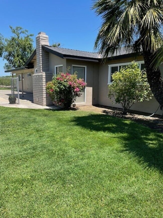 Building Photo - Lease Your Dream Home in the Country!