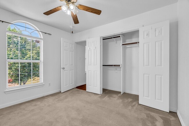 Building Photo - 513 Renee Dr