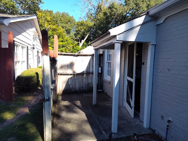 Building Photo - 3912 Crestview Dr
