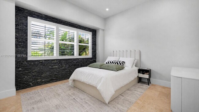 Building Photo - 6917 Collins Ave
