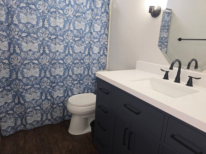 Primary bedroom en suite - 465 Longmeadow St