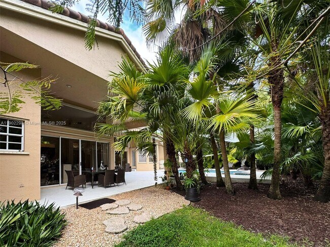 Building Photo - 375 Sabal Way