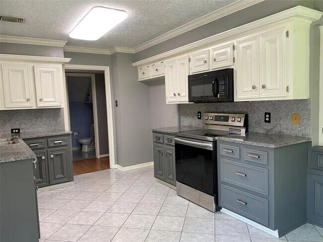 Building Photo - 16427 Dunmoor Dr