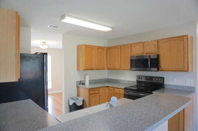 Building Photo - 3 BED | 2.5 BATH | POOLER