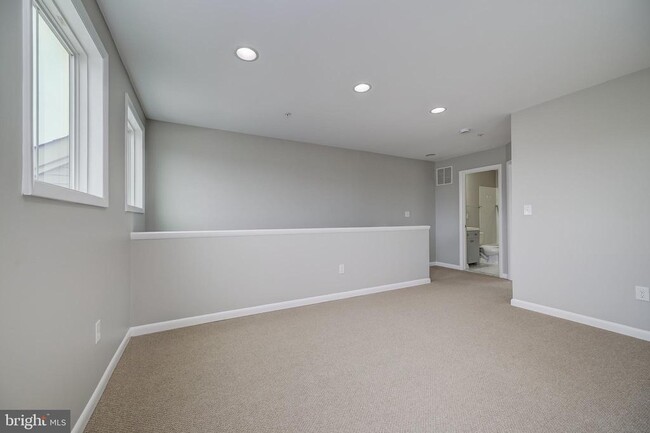 Building Photo - 252 Hemingway Dr