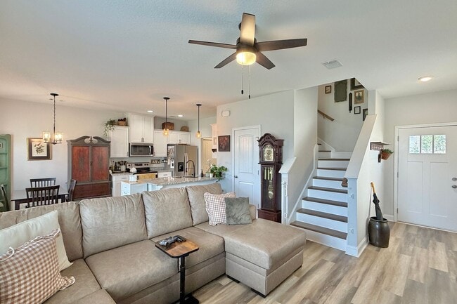 Building Photo - AVAILABLE EARLY MAY 2026! (Pet Friendly)