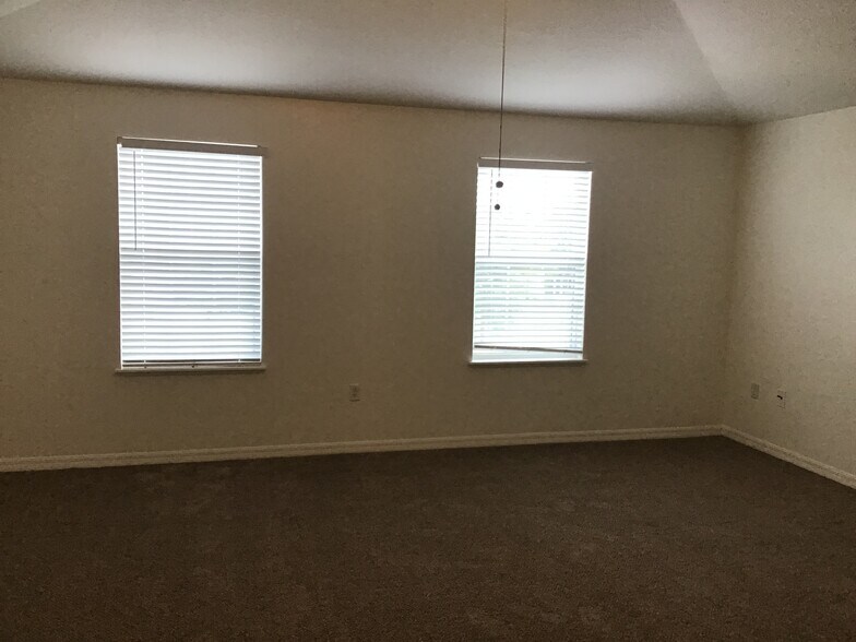 Building Photo - 5449 NW Wisk Fern Cir