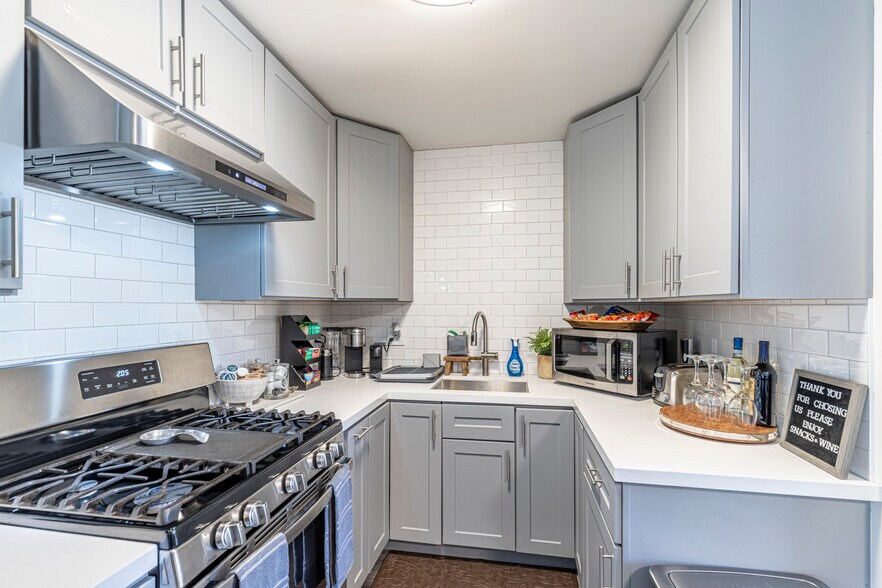 Building Photo - 8143 Hinds Ave