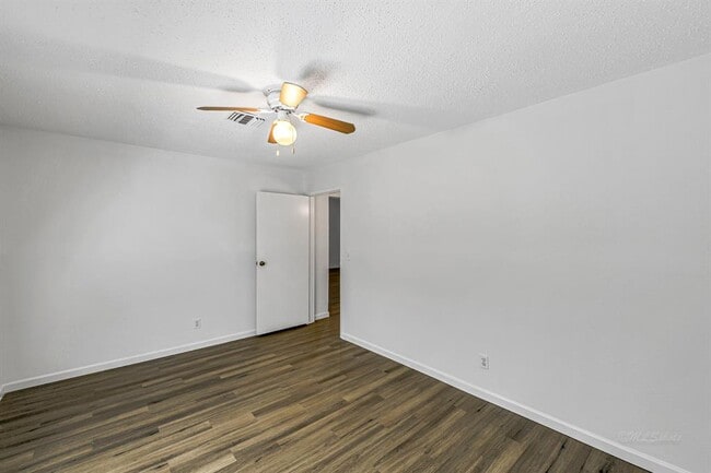 Building Photo - 32 E Rivercrest Dr