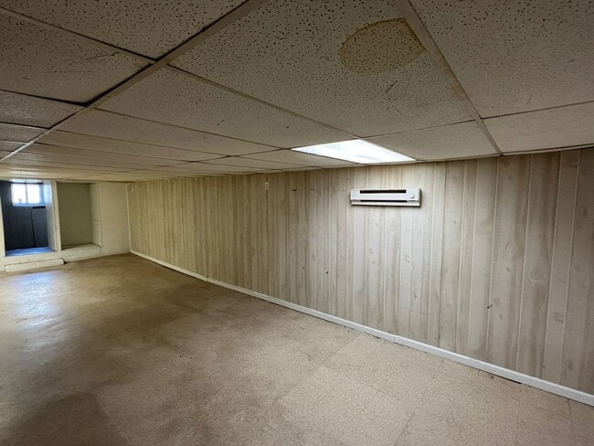 Building Photo - Huge 3 Bedroom with a FINISHED Basement!